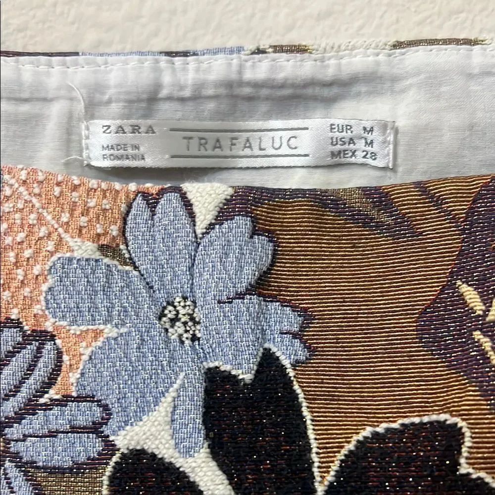 Floral Patterned Crop Top - Picture 2 of 4